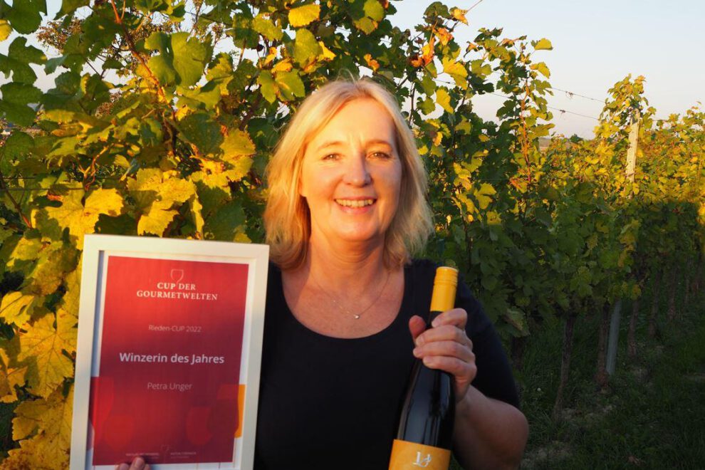 Winzerin Petra Unger mit Wein und Siegerurkunde