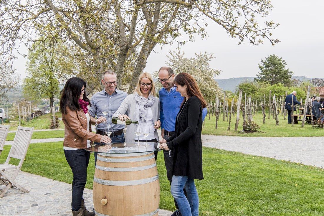 Weinfruehling Weinfass (c) Robert Herbst